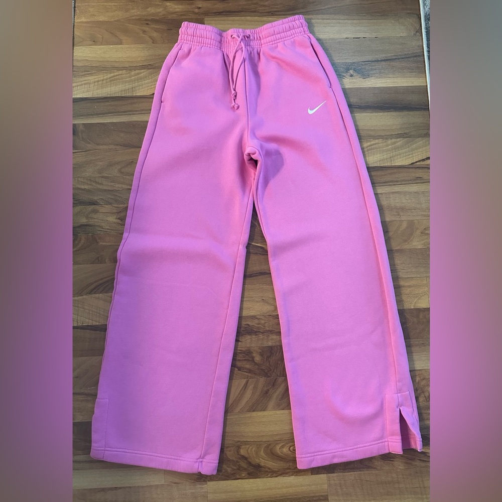 Nike Women’s Joggers in Bright Pink